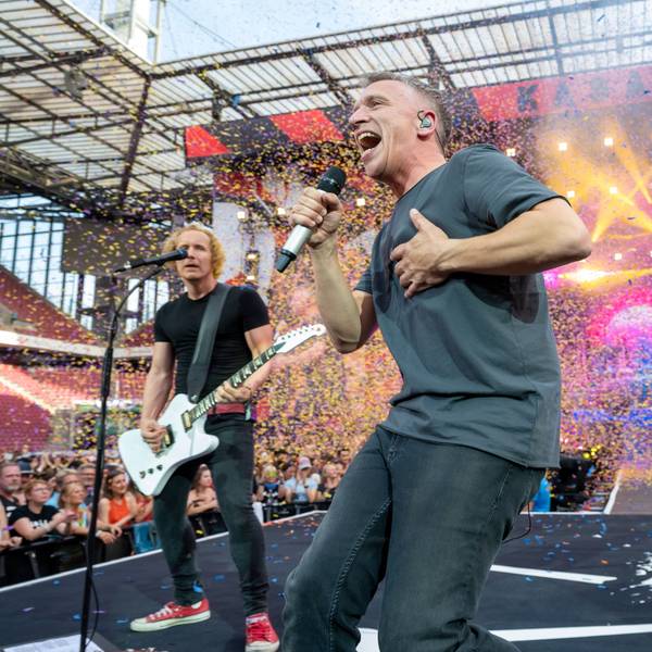 Das Bild zeigt die Band Kasalla bei ihrem Auftritt im Rhein-Energie-Stadion.