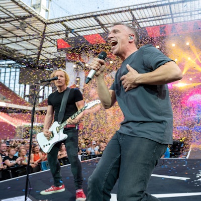 Das Bild zeigt die Band Kasalla bei ihrem Auftritt im Rhein-Energie-Stadion.