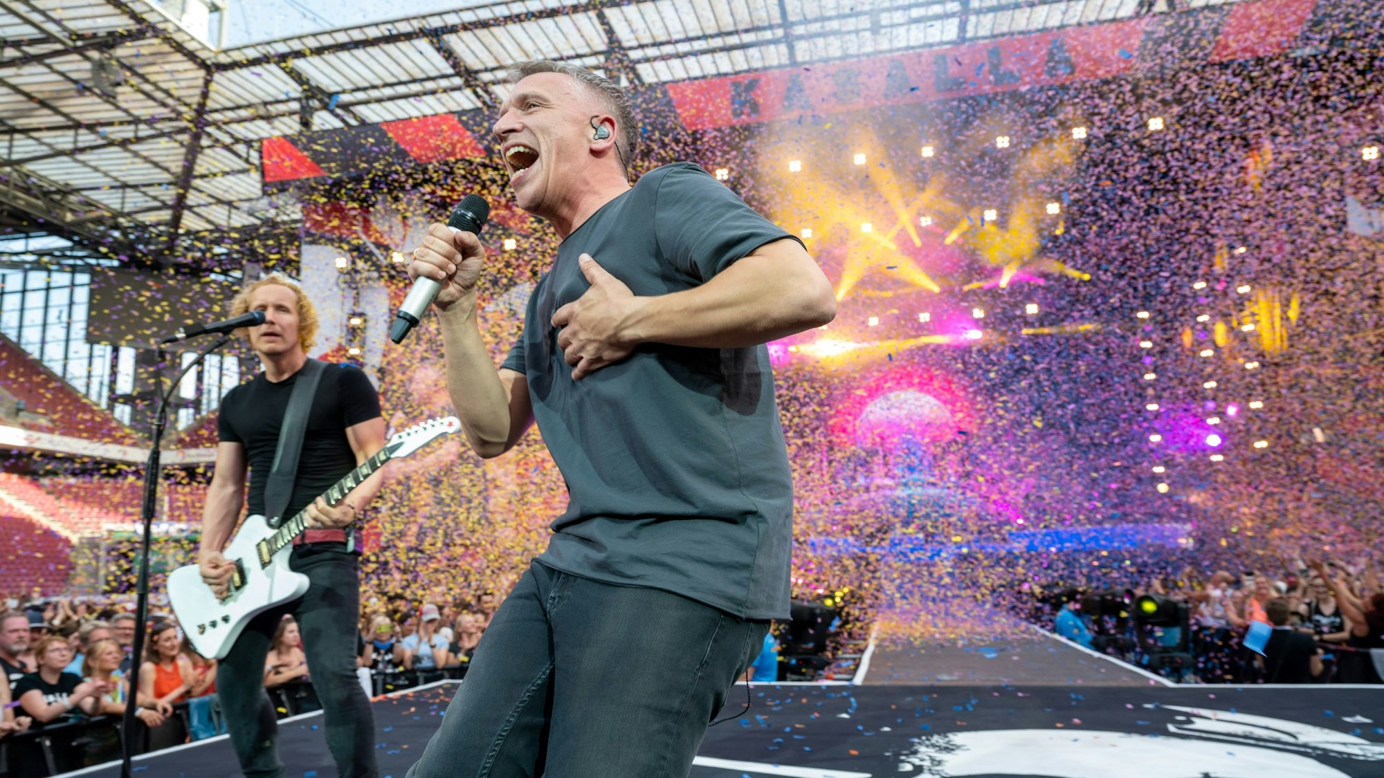 Das Bild zeigt die Band Kasalla bei ihrem Auftritt im Rhein-Energie-Stadion.