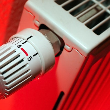 Der Knopf einer Heizung steht auf der Zahl vier.