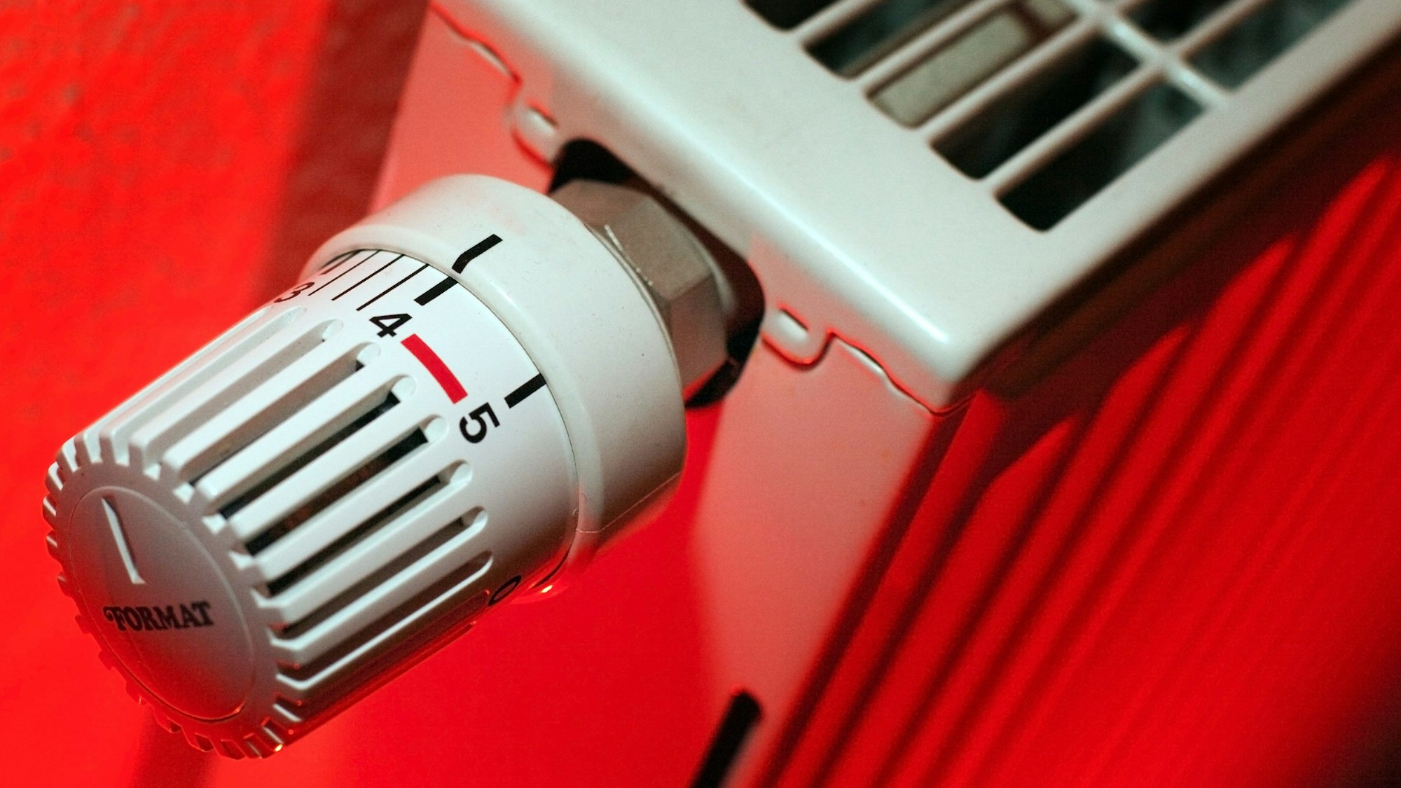 Der Knopf einer Heizung steht auf der Zahl vier.