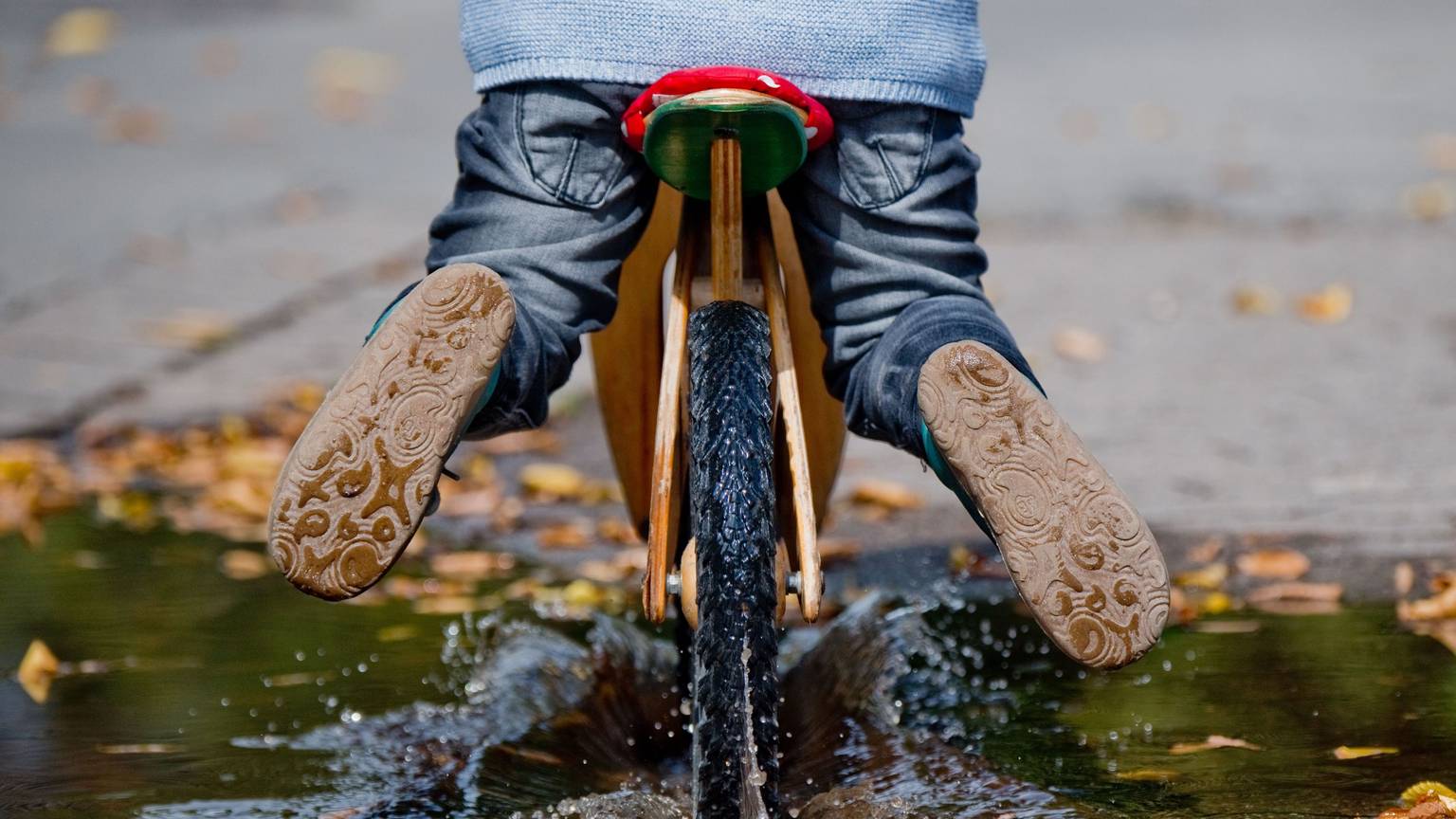 Wer Kinder hat, braucht Geld – etwa für Schuhe und Kleidung.