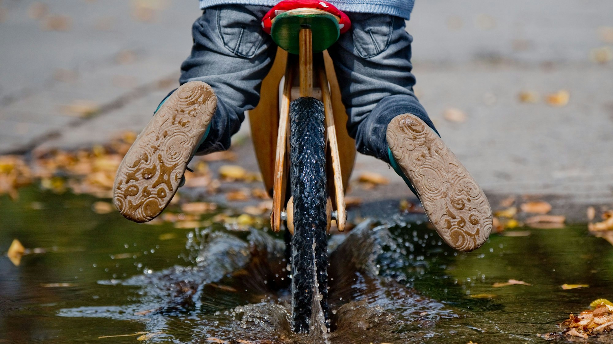 In Ravensburg ist am Sonntag (21. September) ein Kleinkind auf einem Laufrad angefahren worden (Symbolbild).
