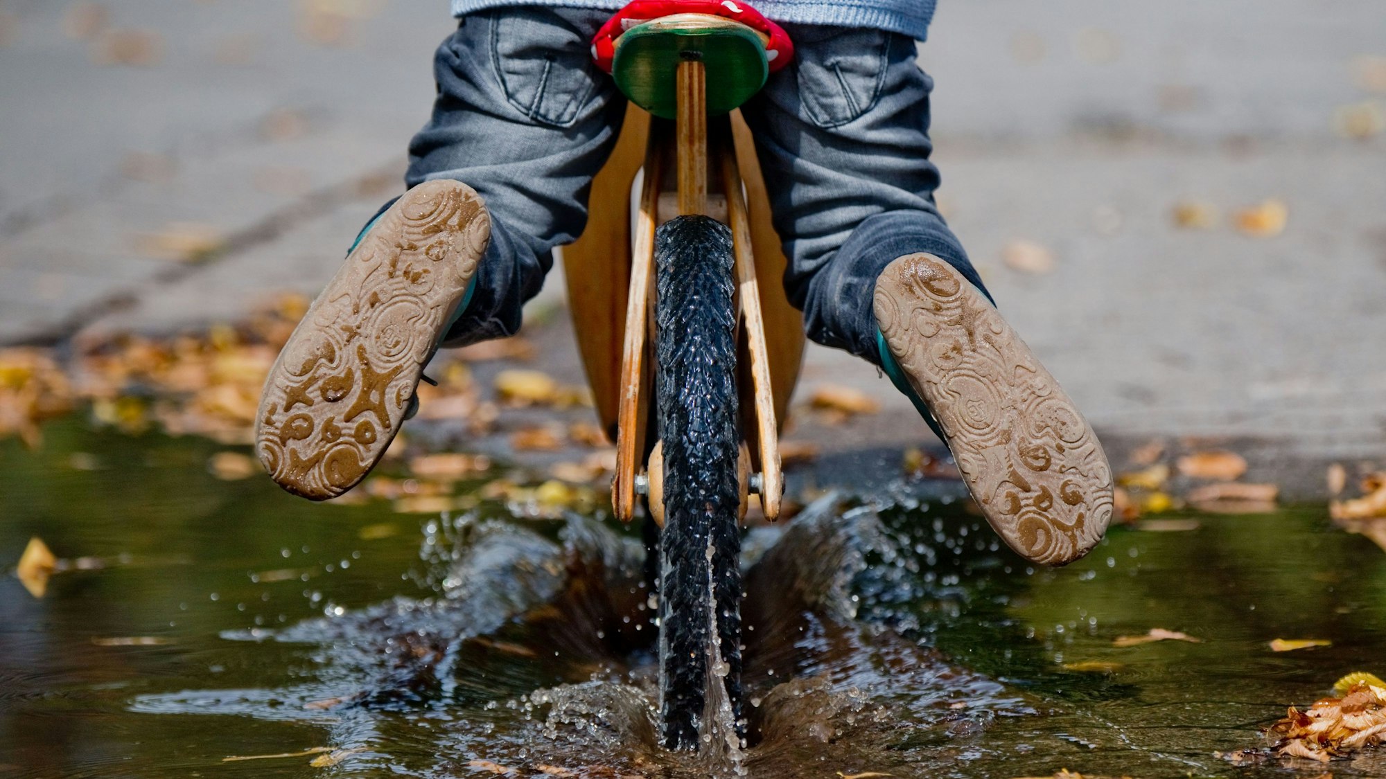 Wer Kinder hat, braucht Geld – etwa für Schuhe und Kleidung.