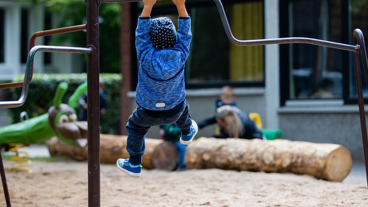 Ein Kind spielt auf dem Spielplatz einer Kindertagesstätte.