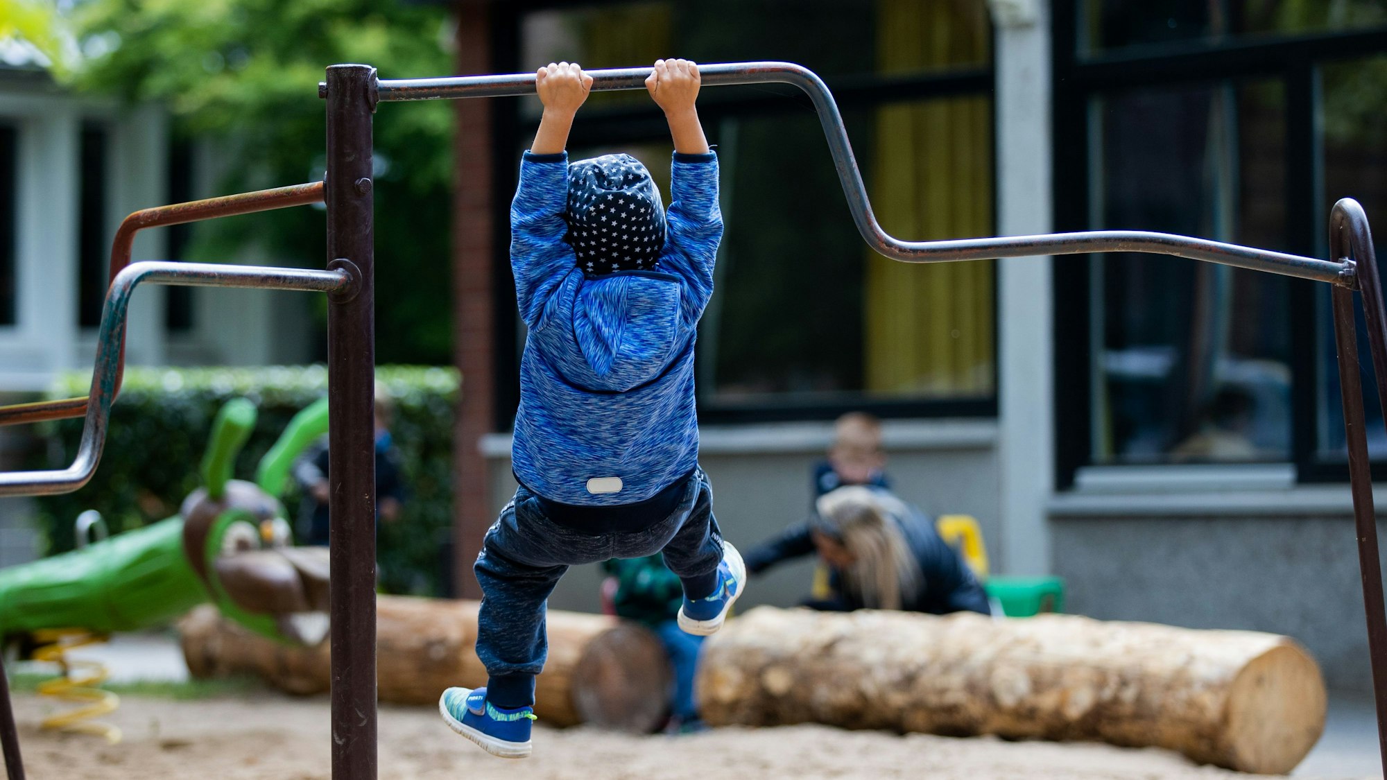 Ein Kind spielt auf dem Spielplatz einer Kindertagesstätte.