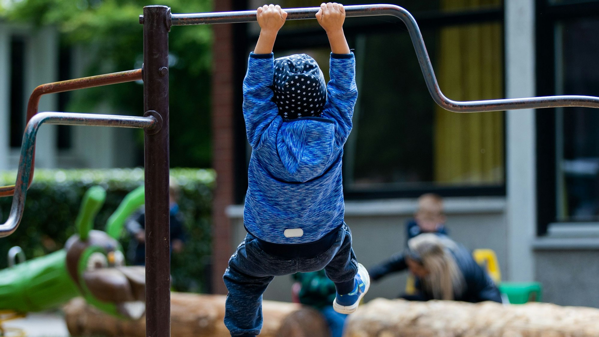 Ein Kind spielt auf dem Spielplatz einer Kindertagesstätte. (Symbolbild)