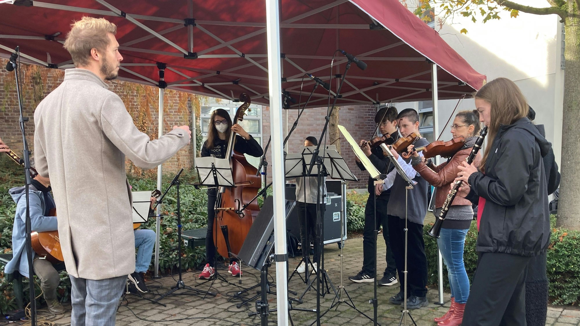 Das Klezmer-Ensemble der Musikschule Leverkusen, bestehend aus neun jungen Musikerinnen und Musikern, spielt klassische Instrumente.