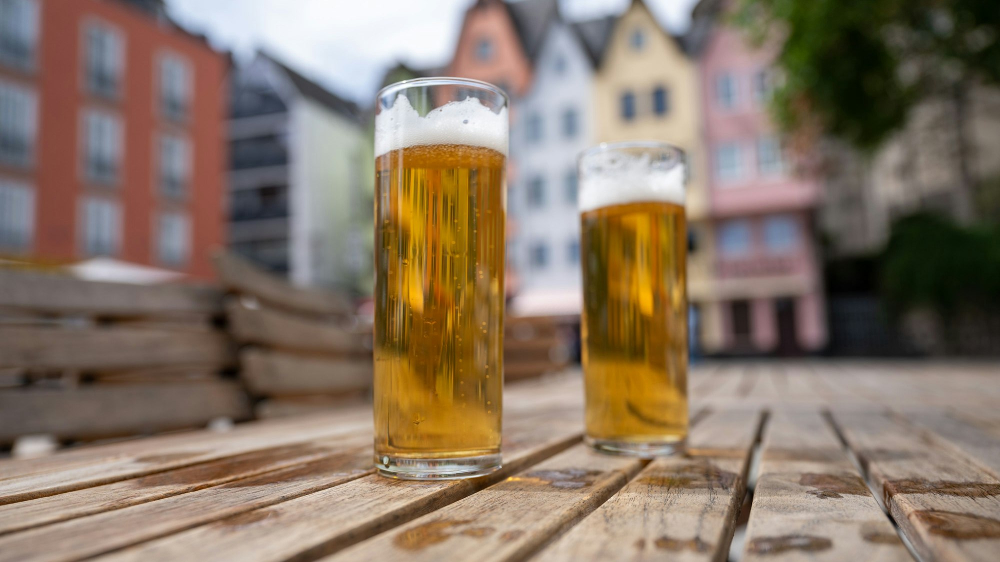 Typisch kölsche Gerichte und das beste Kölsch der Stadt erwarten Besucher in Kölns traditionsreichen Kneipen.
