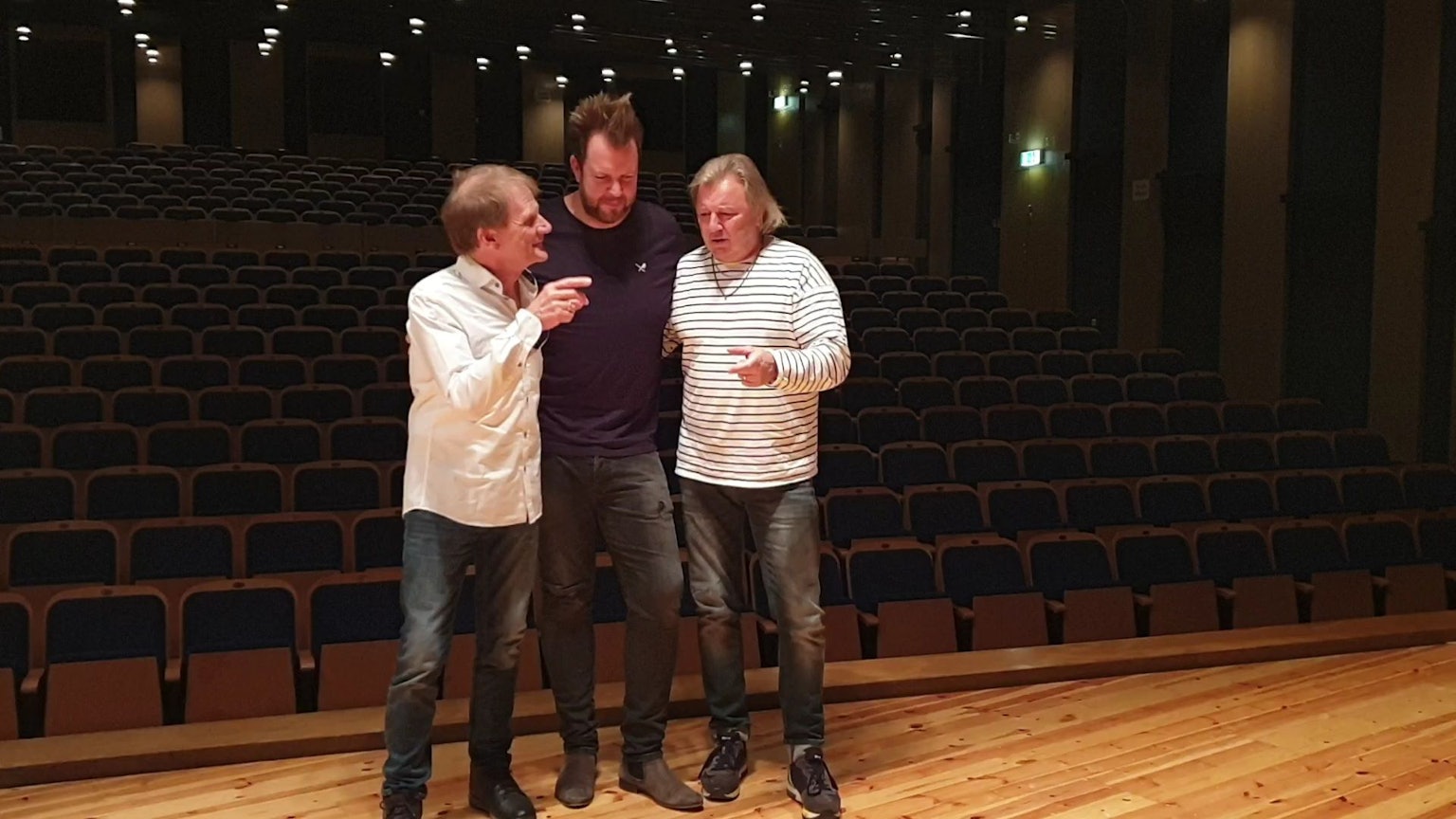 Drei Mitglieder der Gruppe Paveier stehen auf der Bühne im Euskirchener Stadttheater.