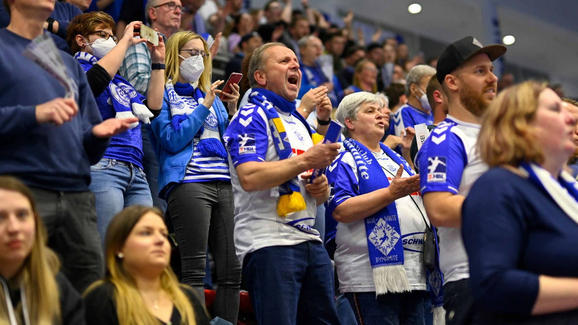 Zuschauern in der Schwalbe-Arena feiern in Trickots vom Vfl Gummersbach ihre Mannschaft an.