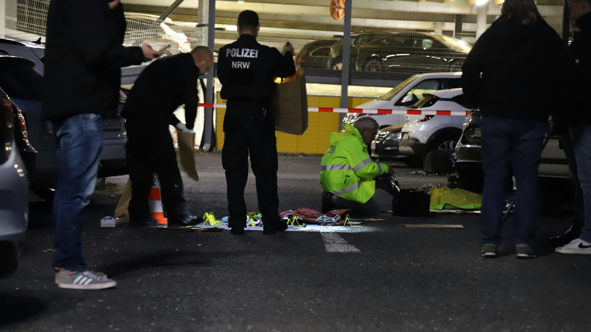 Polizisten untersuchen am Siegburger Bahnhof Gegenstände.