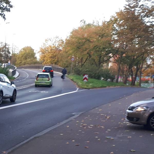 Die Brücke an der Kempener Straße in Köln. Mehrere Autos und ein Radfahrer fahren entgegen des Verbots auf die Brücke.
