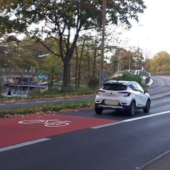 Die Brücke an der Kempener Straße in Köln. Mehrere Autos und ein Radfahrer fahren entgegen des Verbots auf die Brücke.