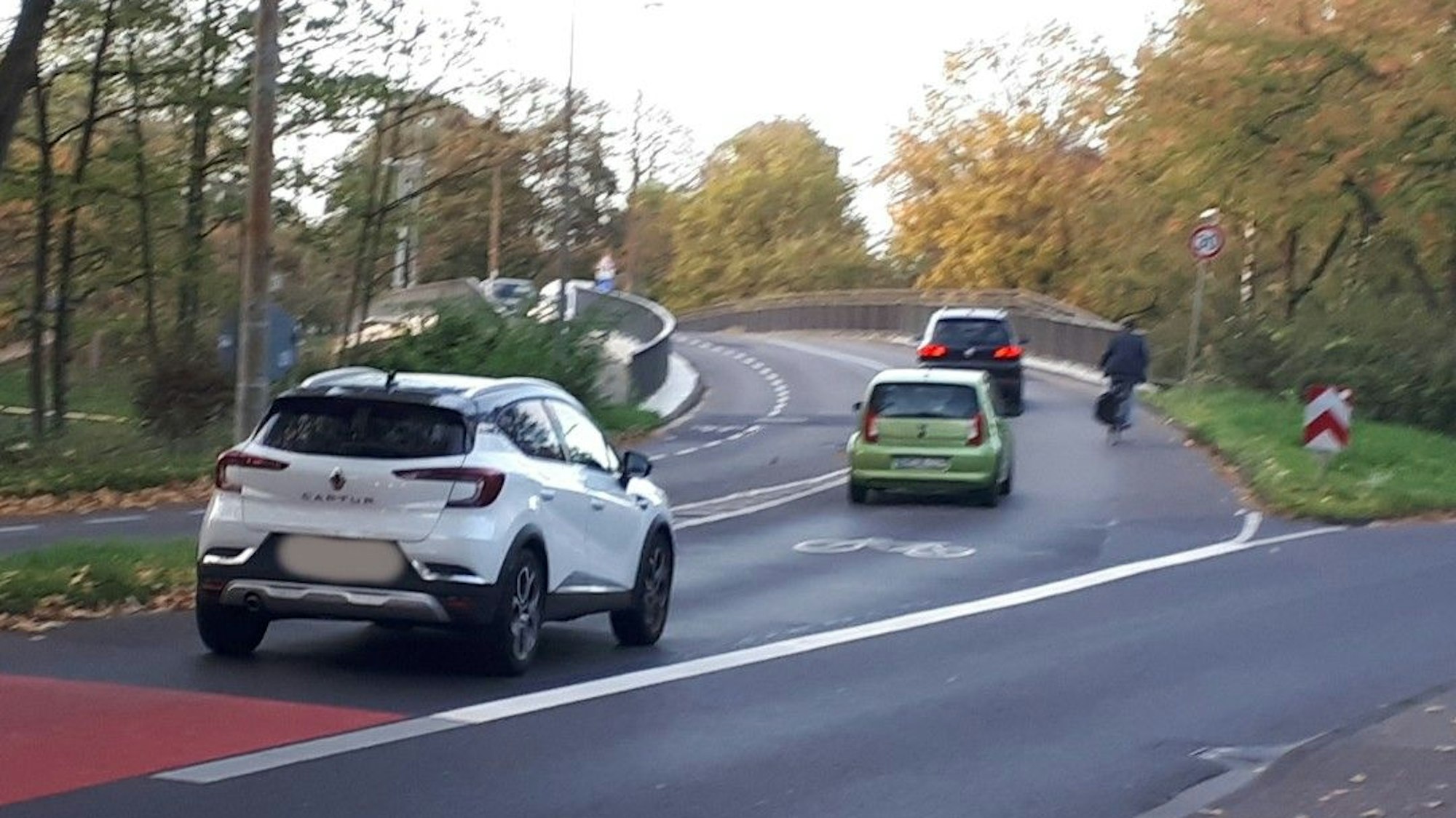 Die Brücke an der Kempener Straße in Köln. Mehrere Autos und ein Radfahrer fahren entgegen des Verbots auf die Brücke.