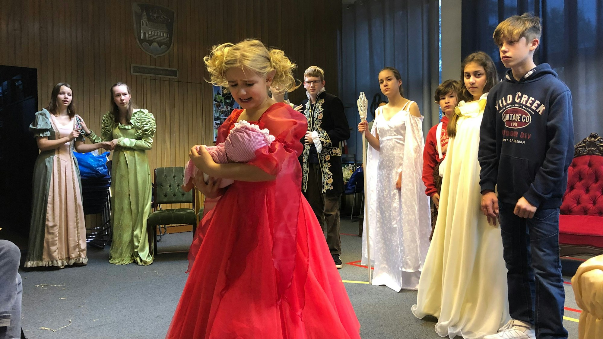 Acht Kinder, alle Mitglieder der Volksbühne Bergisch Neukirchen, proben in Kostümen das Theaterstück Dornröschen.