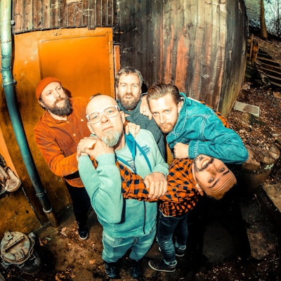 Der Rapper Thomas D von den Fantastischen 4 ist zusammen mit den vier Bandmitgliedern von KBCs zu sehen.