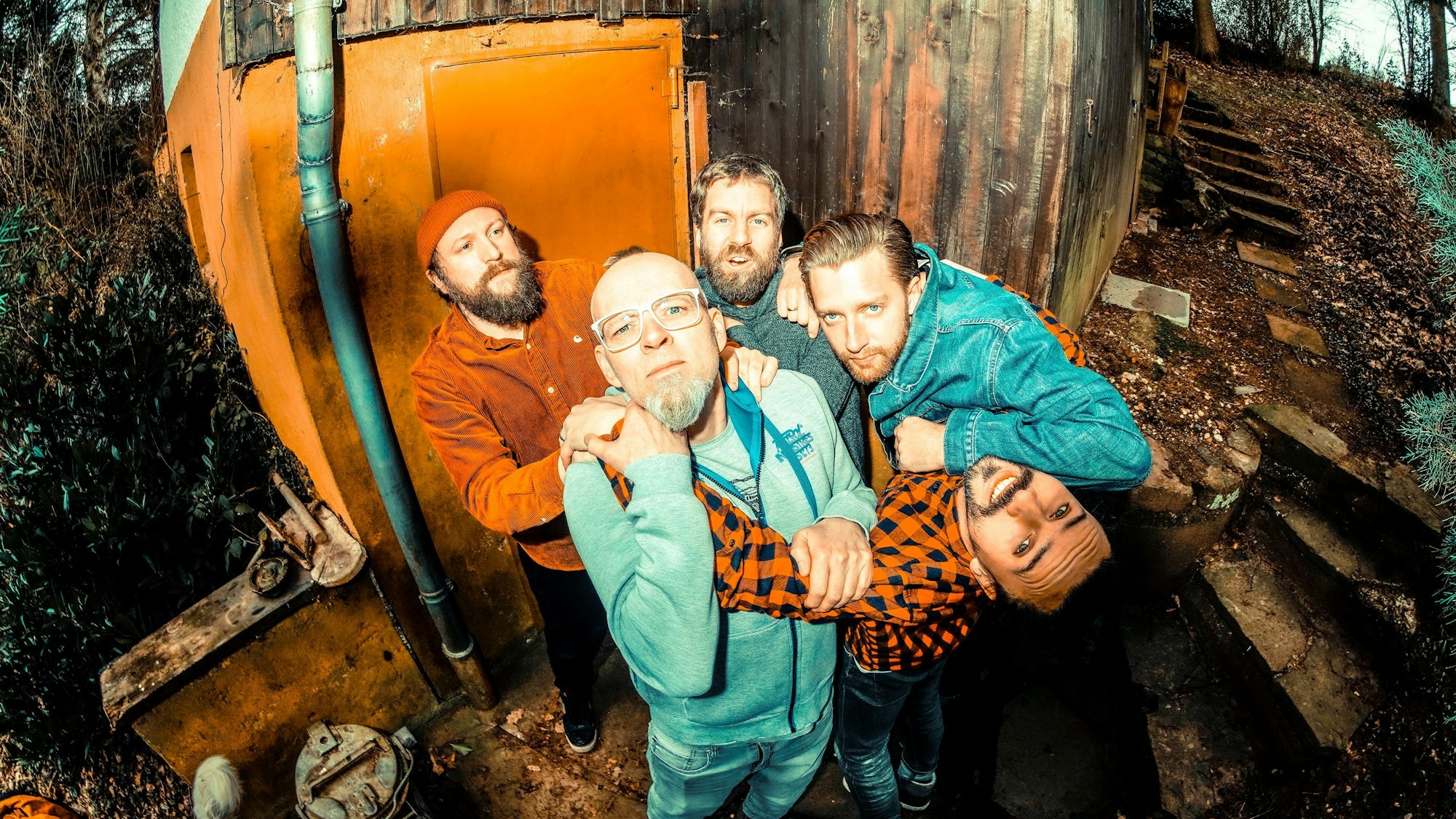 Der Rapper Thomas D von den Fantastischen 4 ist zusammen mit den vier Bandmitgliedern von KBCs zu sehen.