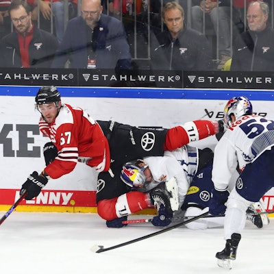 Filip Varejcka von Red Bull München im Zweikampf mit Brady Austin von den Kölner Haien.