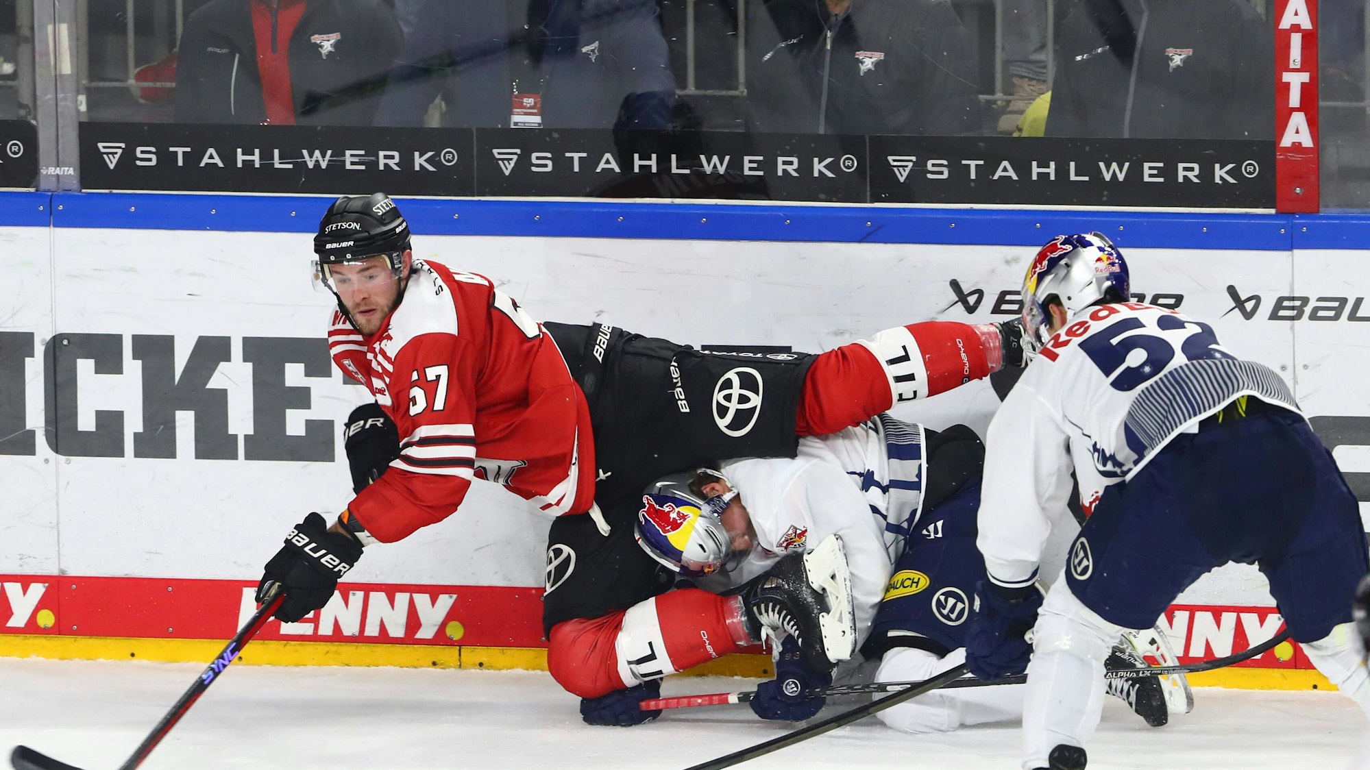 Filip Varejcka von Red Bull München im Zweikampf mit Brady Austin von den Kölner Haien.