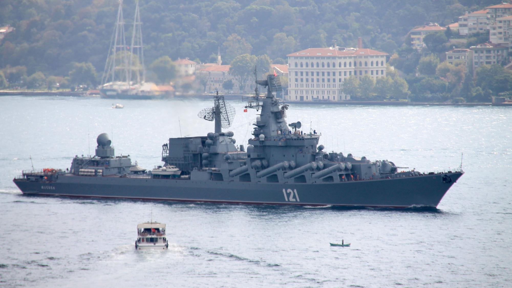 Der russische Lenkwaffenkreuzer „Moskwa“ fährt durch den Bosporus ins Mittelmeer.