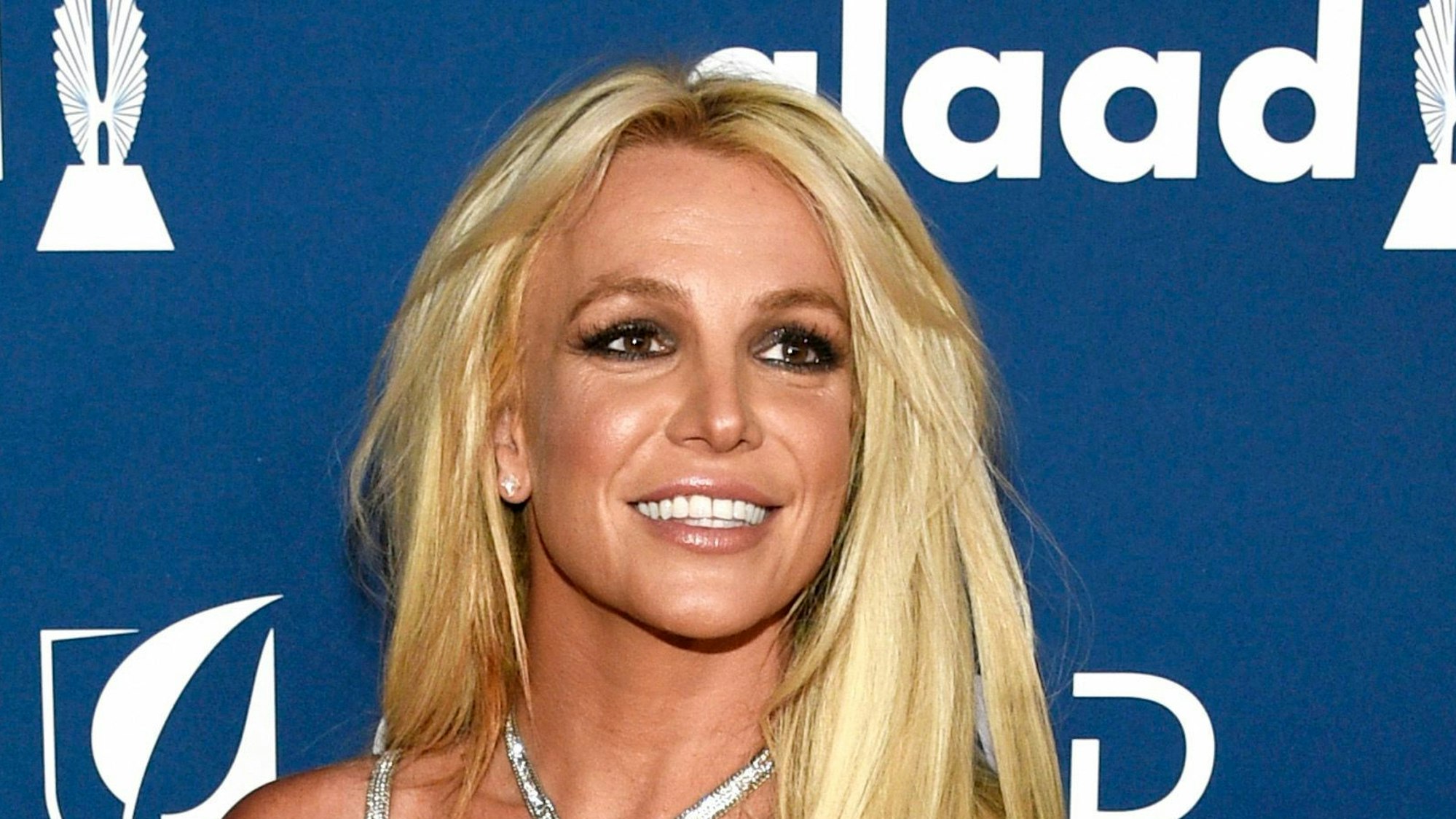 Britney Spears lächelt auf dem roten Teppich.