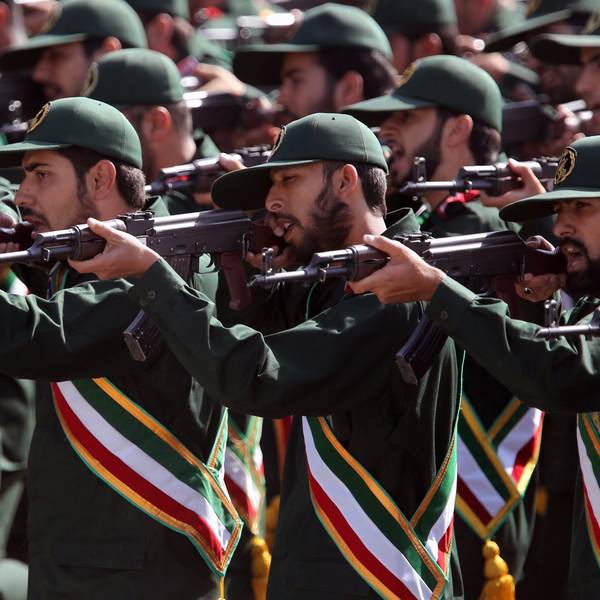 Soldaten der Islamischen Revolutionsgarde halten bei einer Parade in Teheran ihre Gewehre am Anschlag.
