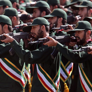 Soldaten der Islamischen Revolutionsgarde halten bei einer Parade in Teheran ihre Gewehre am Anschlag.