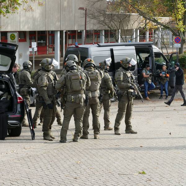 Spezialeinsatzkräfte der Polizei stehen während des Amokalarms an einem Fahrzeug.