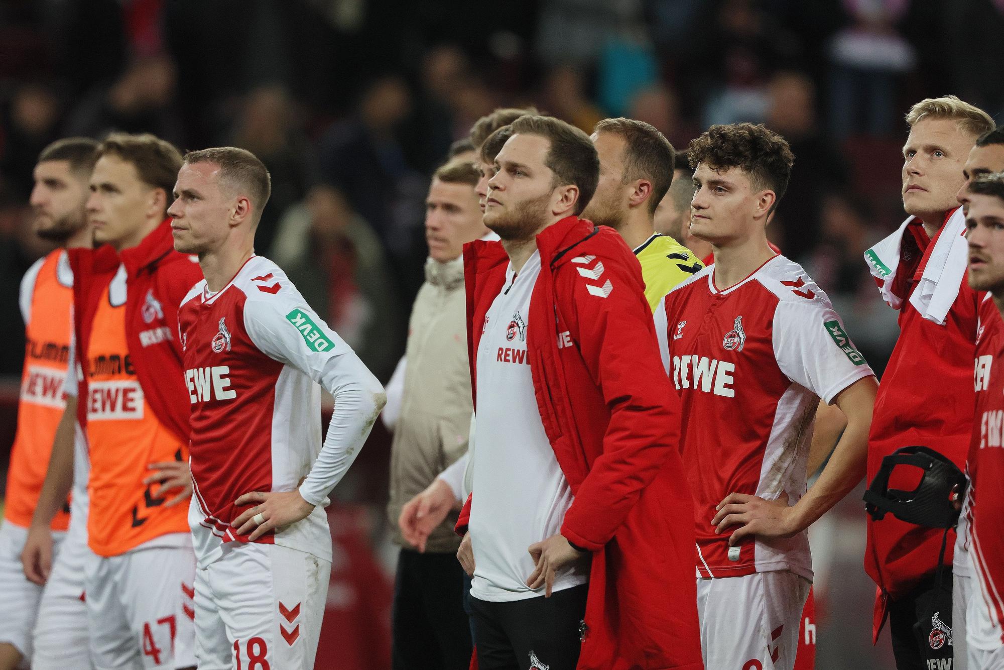 Spieler des 1. FC Köln nach der Niederlage gegen Bayer Leverkusen