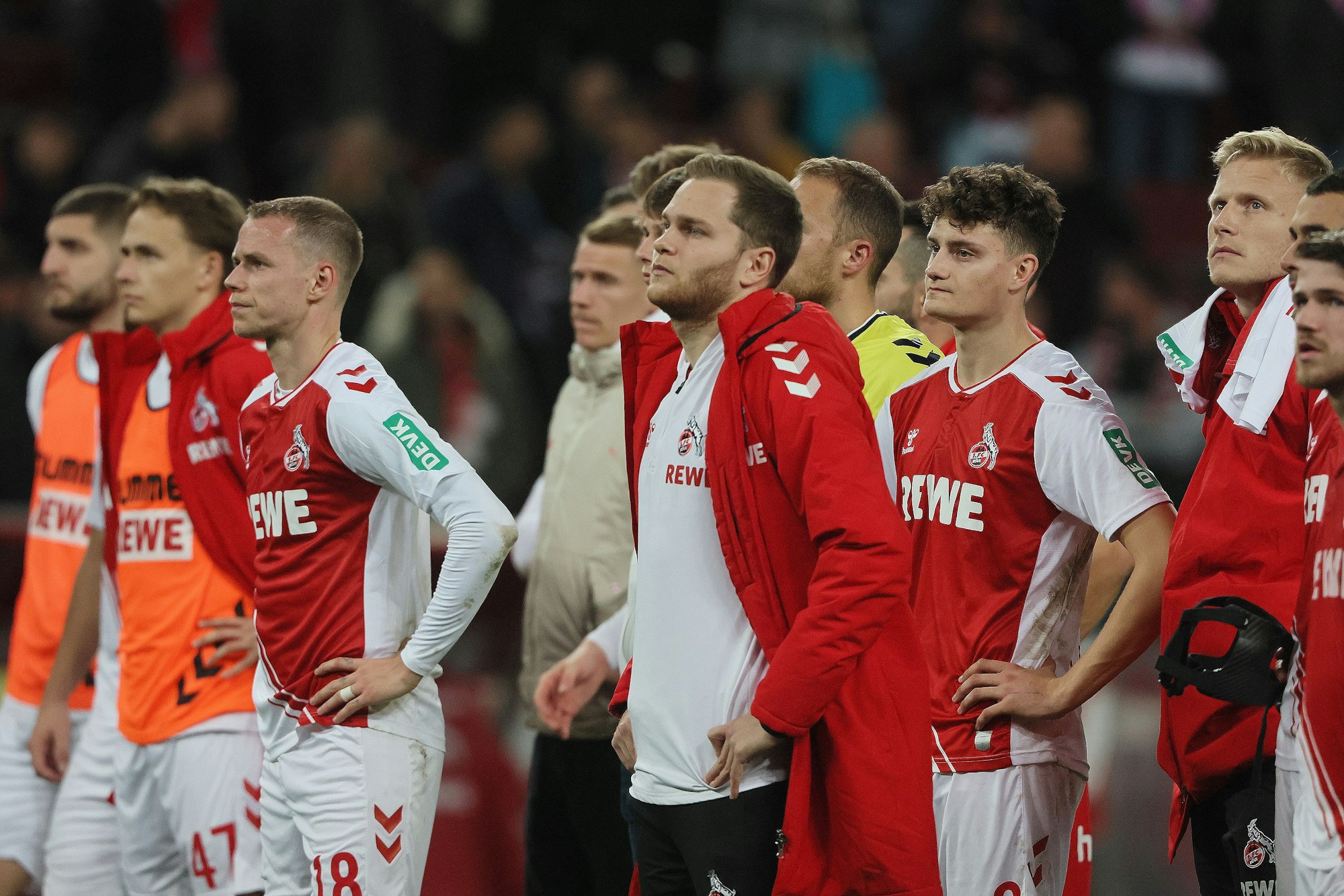 Spieler des 1. FC Köln nach der Niederlage gegen Bayer Leverkusen