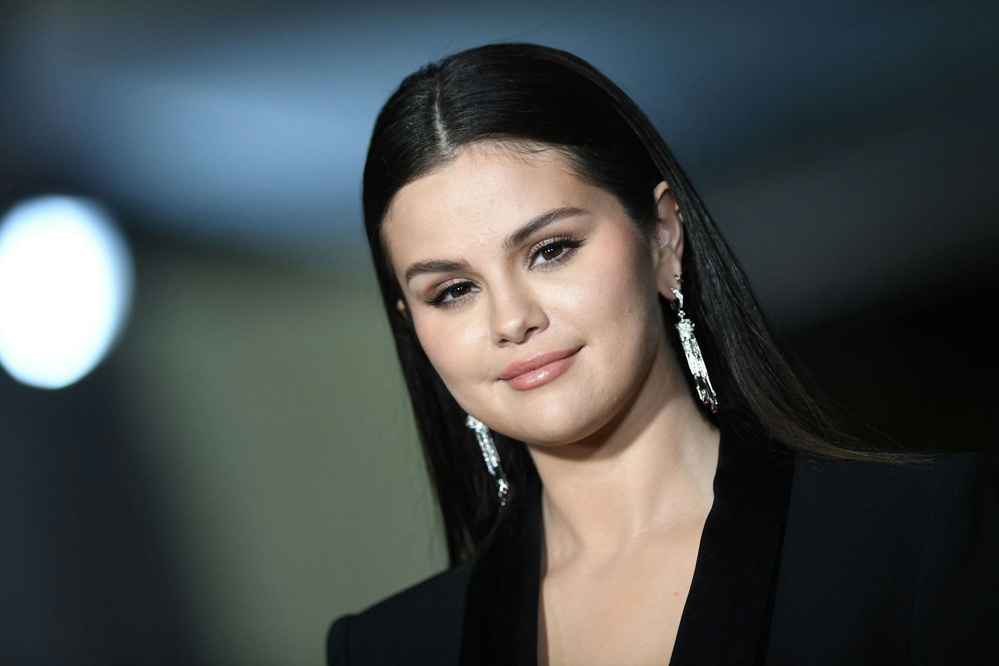 US-Schauspielerin Selena Gomez schaut in die Kamera. Sie trägt ein schwarzes Kleid.
