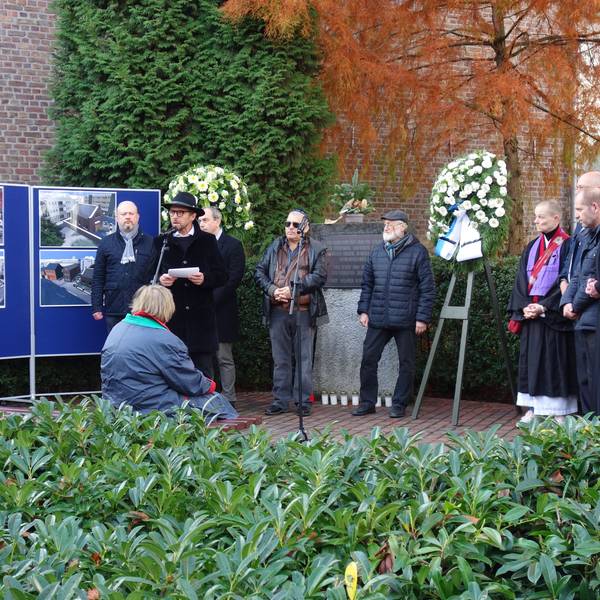 Der Oberbürgermeister der Stadt Leverkusen, Uwe Richrath, Rabbiner Kogan, Stadtdechant Teller, Superintendent Scholten, Mitglieder des Rats der Religionen sowie des Vereins Davidstern stehen auf dem Platz der Synagoge in Opladen und Gedenken der Opfer der Reichspogromnacht.