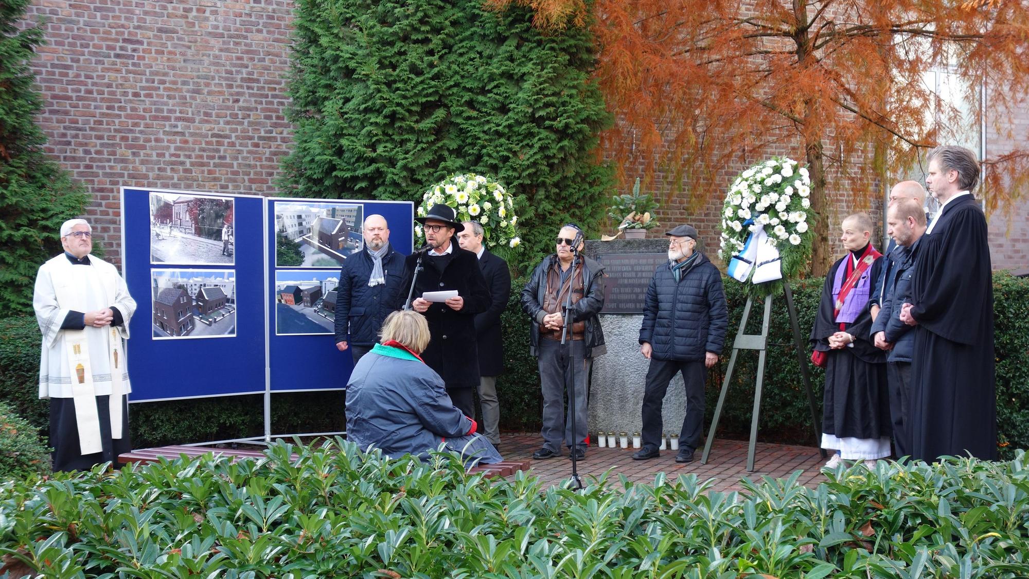 Der Oberbürgermeister der Stadt Leverkusen, Uwe Richrath, Rabbiner Kogan, Stadtdechant Teller, Superintendent Scholten, Mitglieder des Rats der Religionen sowie des Vereins Davidstern stehen auf dem Platz der Synagoge in Opladen und Gedenken der Opfer der Reichspogromnacht.