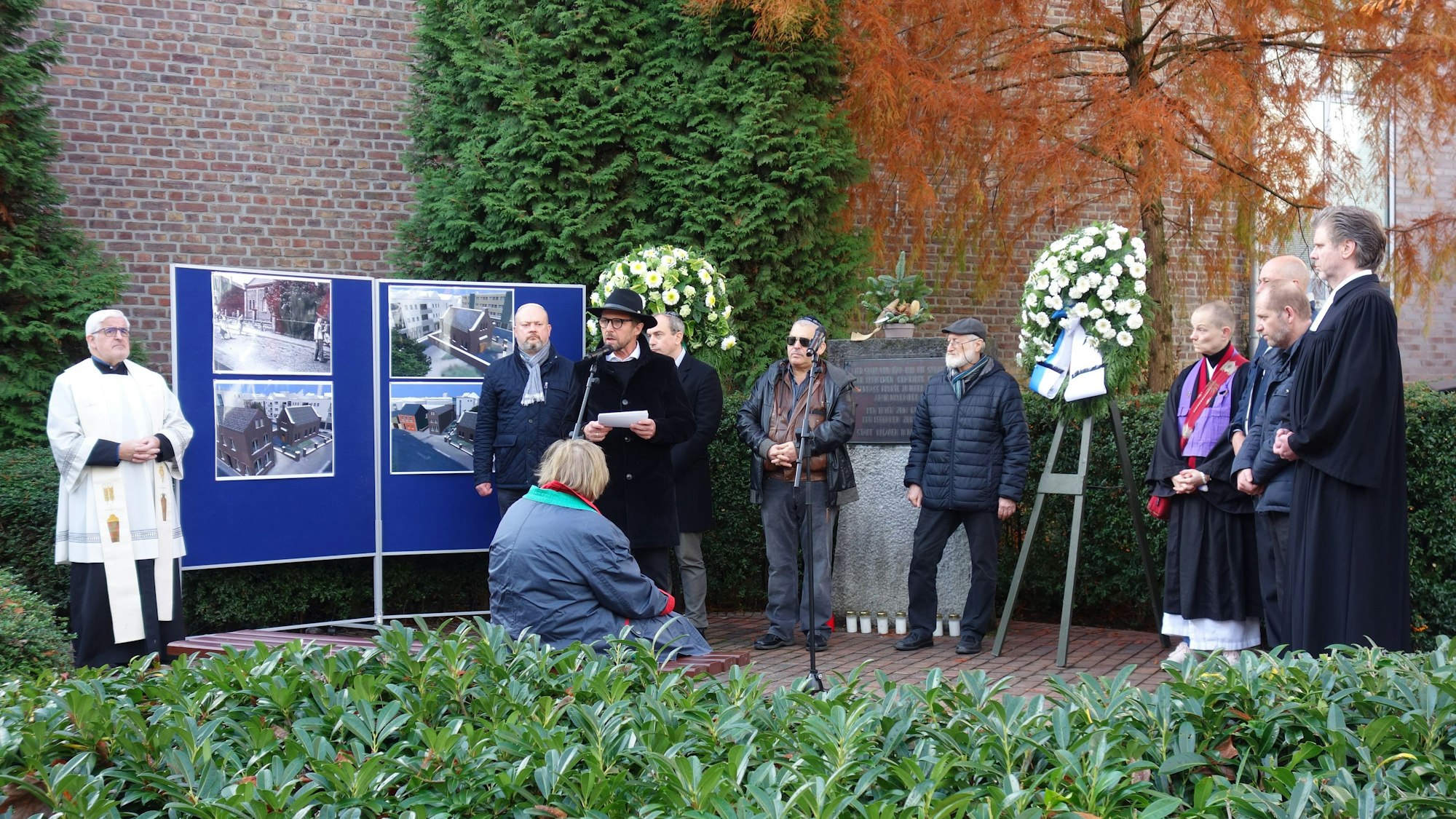 Der Oberbürgermeister der Stadt Leverkusen, Uwe Richrath, Rabbiner Kogan, Stadtdechant Teller, Superintendent Scholten, Mitglieder des Rats der Religionen sowie des Vereins Davidstern stehen auf dem Platz der Synagoge in Opladen und Gedenken der Opfer der Reichspogromnacht.