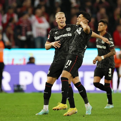 Nadiem Amiri von Bayer 04 Leverkusen beim Jubel in Köln.