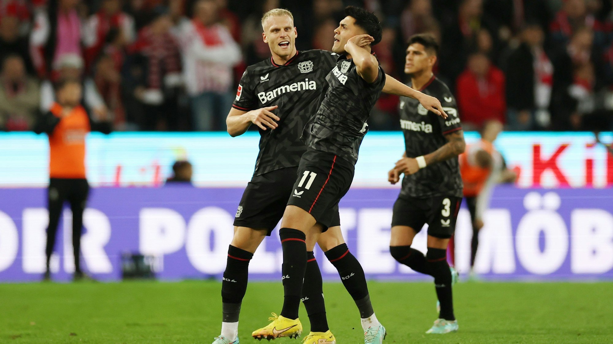 Nadiem Amiri von Bayer 04 Leverkusen beim Jubel in Köln.