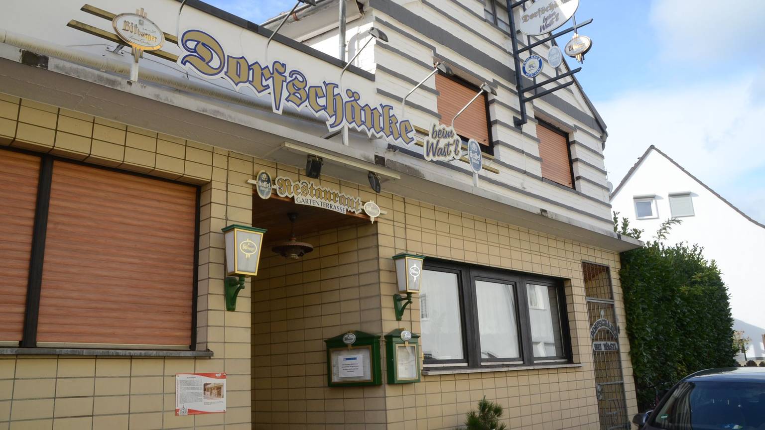 An dem Gebäude, in dem die Dorfschänke ist, sind die Fenster verschlossen.