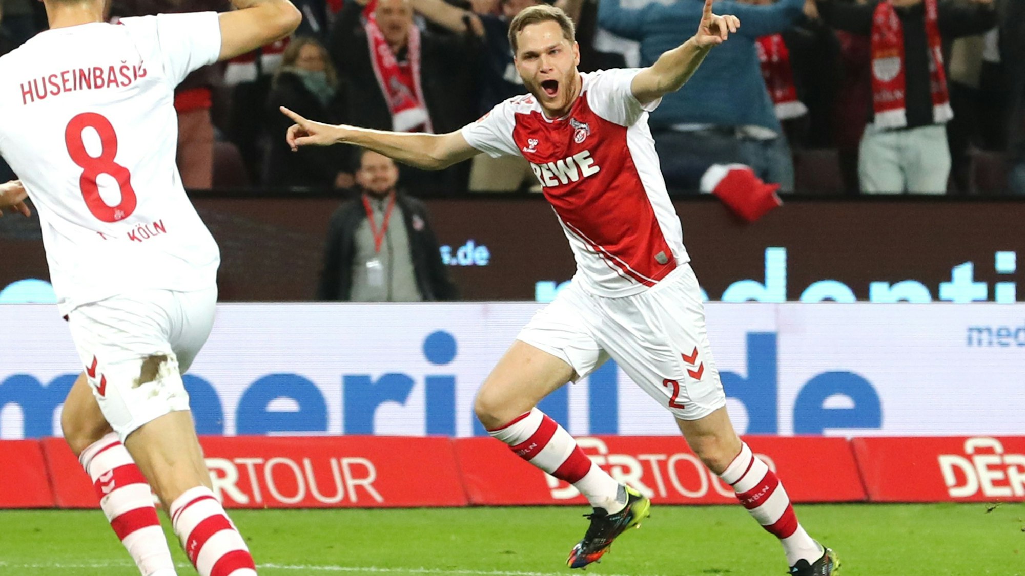 Kölns Verteidiger Benno Schmitz jubelt am 9. November 2022 über seinen Treffer zum 1:0 gegen Bayer 04 Leverkusen.