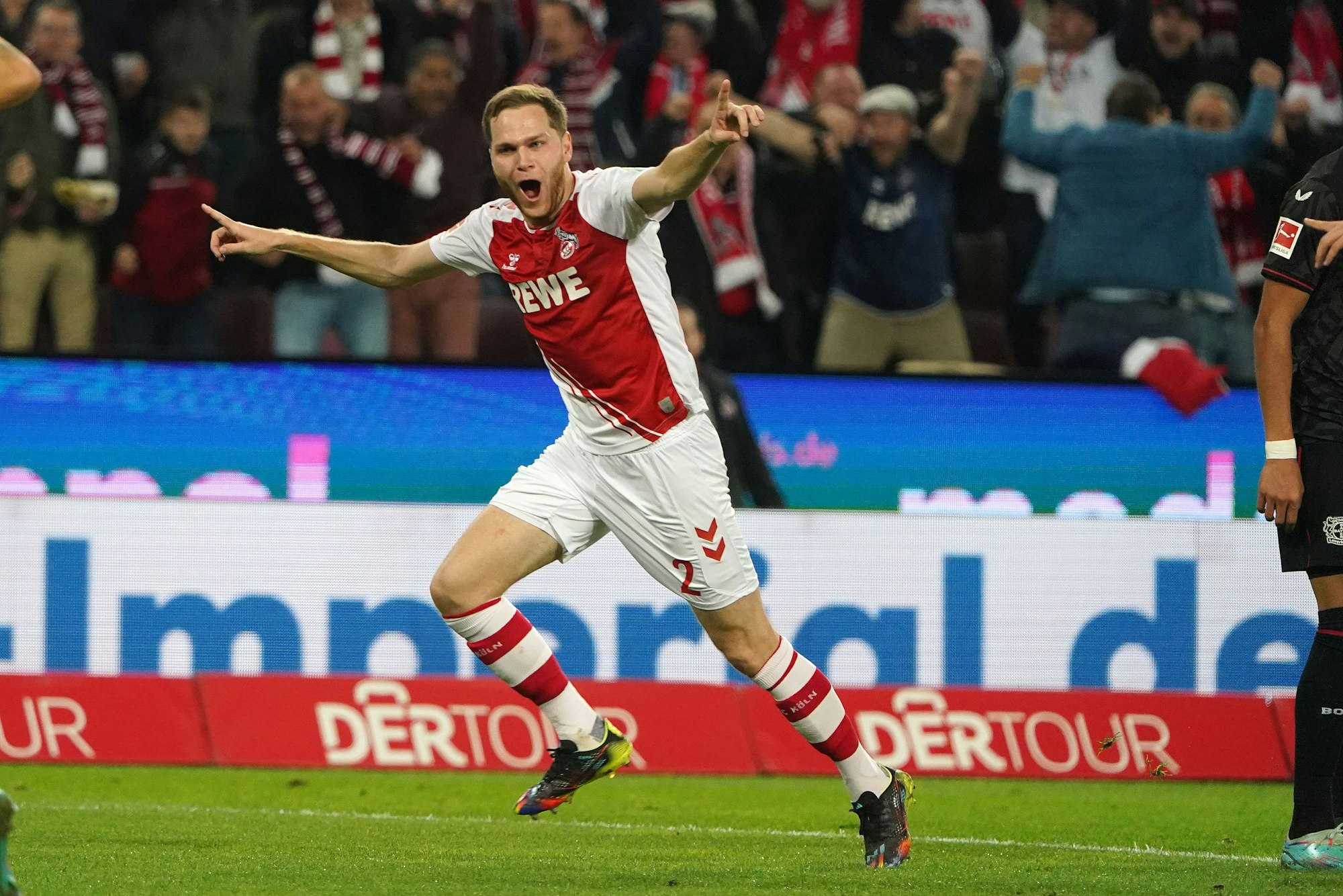 Benno Schmitz vom 1. FC Köln bejubelt seinen Treffer gegen Leverkusen.