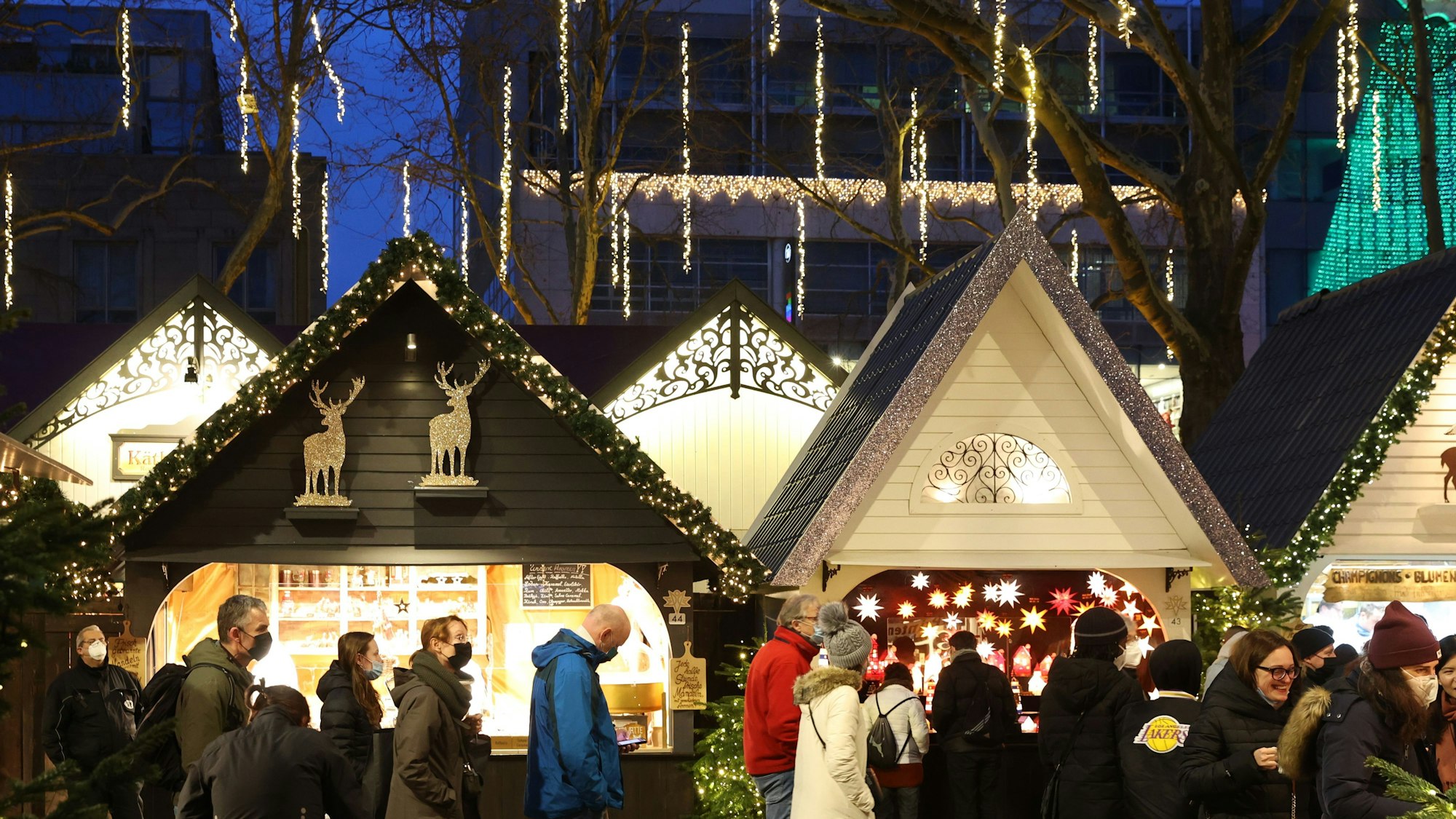 Menschen laufen über den festlich geschmückten Weihnachtsmarkt auf dem Neumarkt, den Markt der Engel.