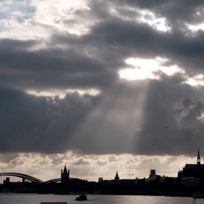 Blick auf den Kölner Dom und den Rhein.