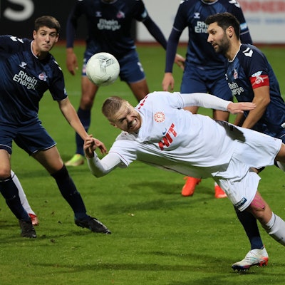 Lars Lokotsch vom SC Fortuna Köln beim Kopfball