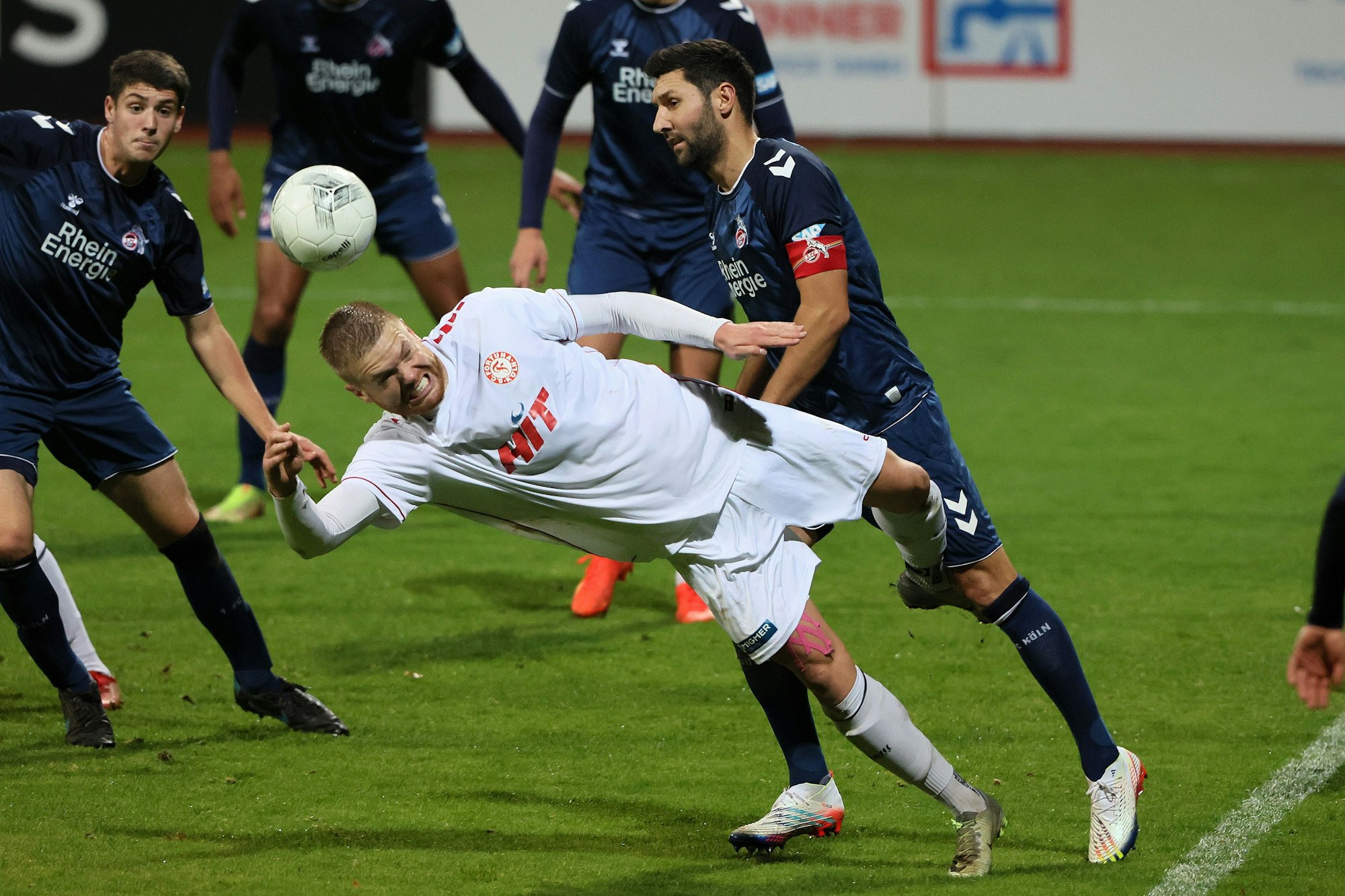 Lars Lokotsch vom SC Fortuna Köln beim Kopfball