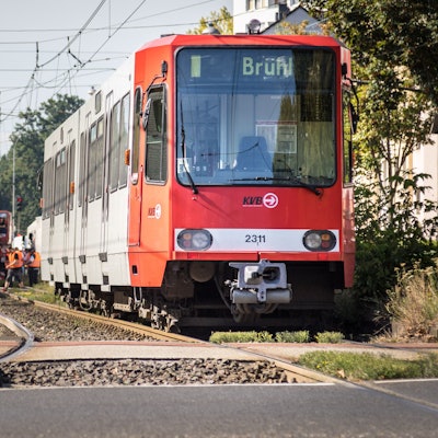 Auf einem Gleis steht eine Hochflurbahn der KVB aus der Baureihe 2300