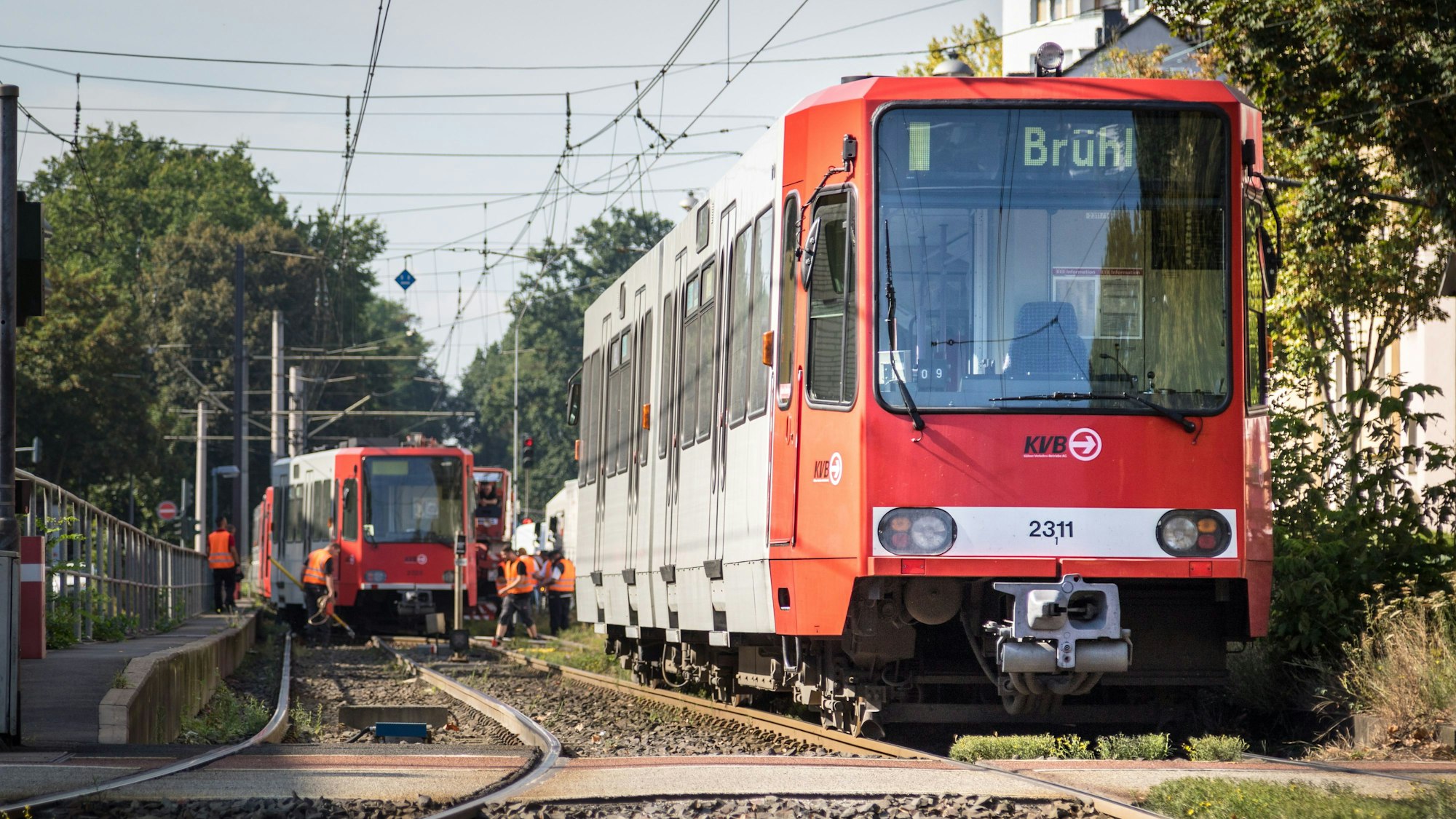 Auf einem Gleis steht eine Hochflurbahn der KVB aus der Baureihe 2300