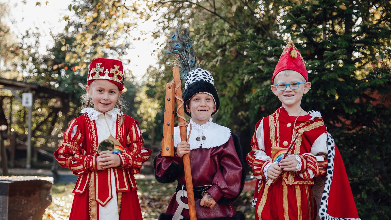 Thessa Stratmann, Miran Gündüz und Ben Himperich tragen ihre Kostüme als Prinzessin, Bauer und Prinz.
