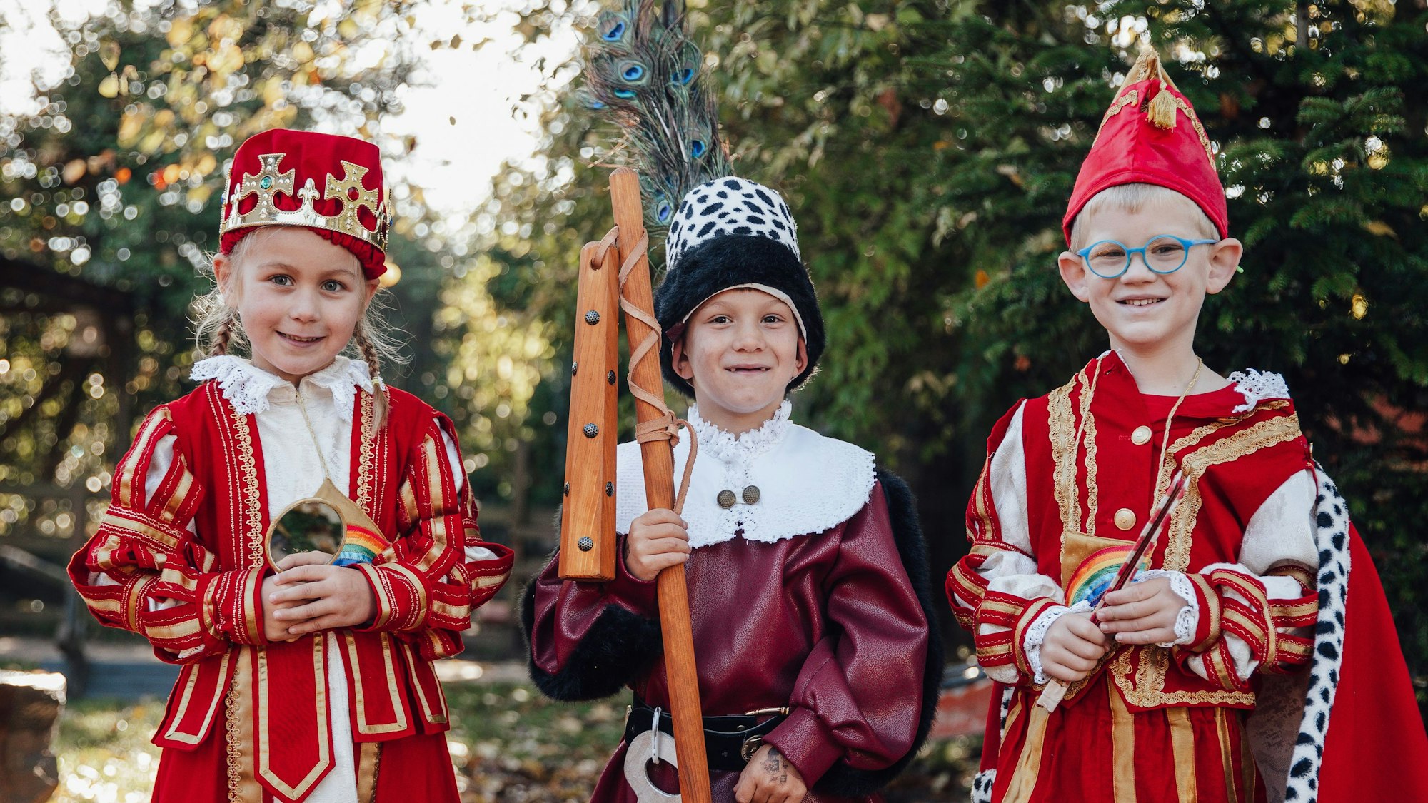 Thessa Stratmann, Miran Gündüz und Ben Himperich tragen ihre Kostüme als Prinzessin, Bauer und Prinz.