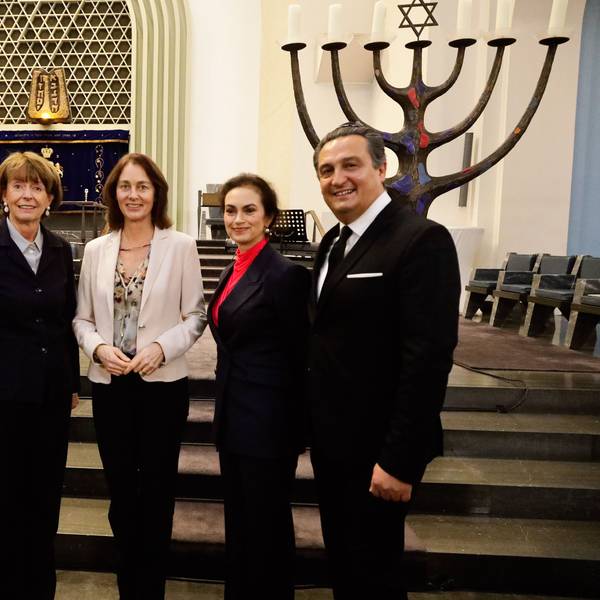 Gedenkveranstaltung zur Reichspogromnacht in der Kölner Synagoge in der Roonstrasse. Folgende Personen stehen in einer Reihe nebeneinander vor einem siebenarmigen Leuchter: v.l.: Abraham Lehrer ( Zentralrat der Juden), OB Henriette Reker, Katarina Barley ( Vizepräsidentin des Europaparlaments), Bettina Levy ( Vorstand der Synagogen -Gemeinde Köln) und Dr. Felix Schotland.