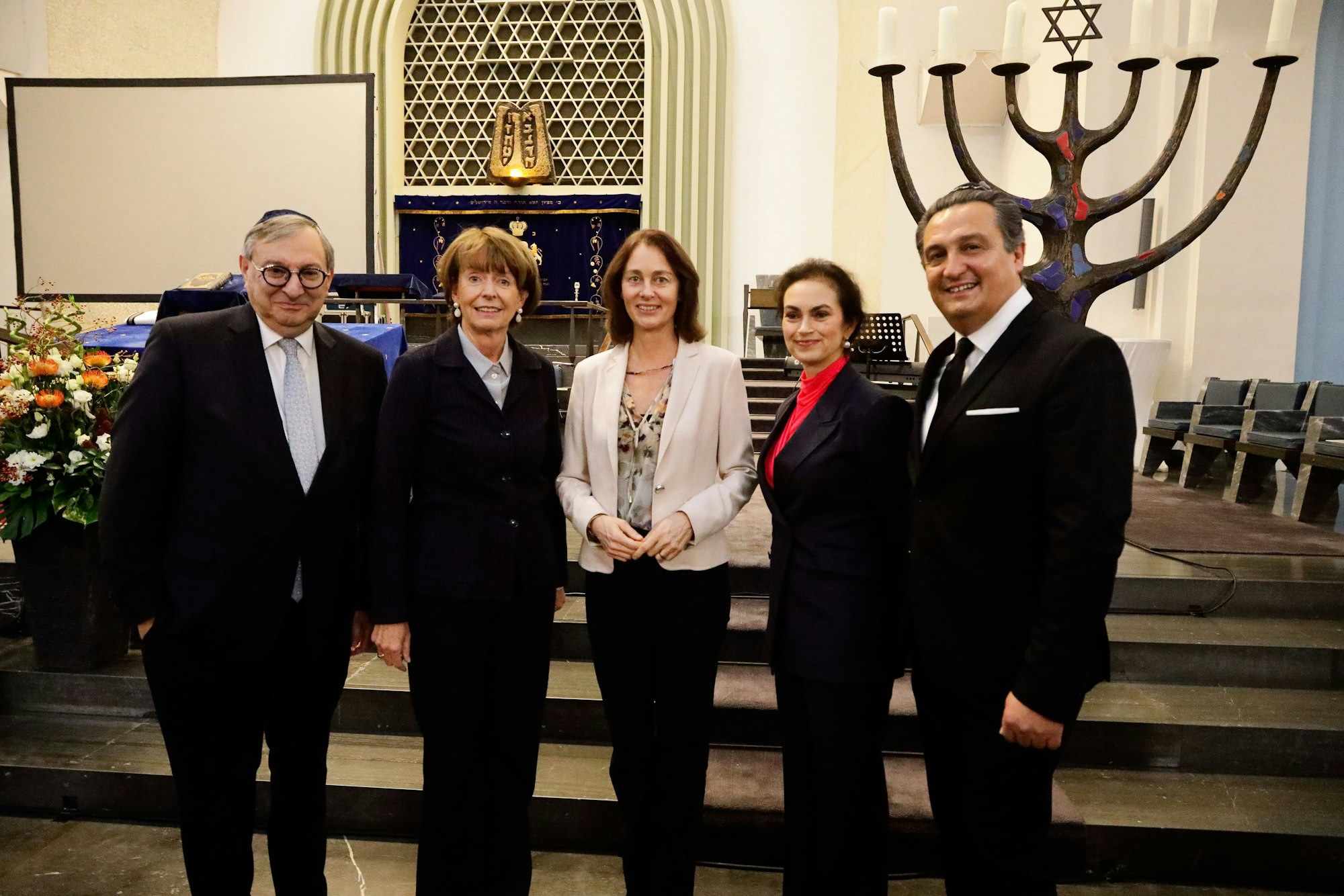 Gedenkveranstaltung zur Reichspogromnacht in der Kölner Synagoge in der Roonstrasse. Folgende Personen stehen in einer Reihe nebeneinander vor einem siebenarmigen Leuchter: v.l.: Abraham Lehrer ( Zentralrat der Juden), OB Henriette Reker, Katarina Barley ( Vizepräsidentin des Europaparlaments), Bettina Levy ( Vorstand der Synagogen -Gemeinde Köln) und Dr. Felix Schotland.